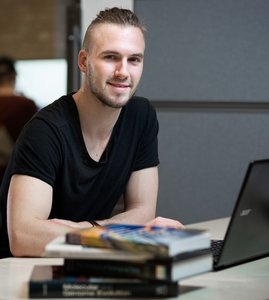 Portrait of Simon Grund Sørensen, MSc Student in Bioinformatics, Aarhus University